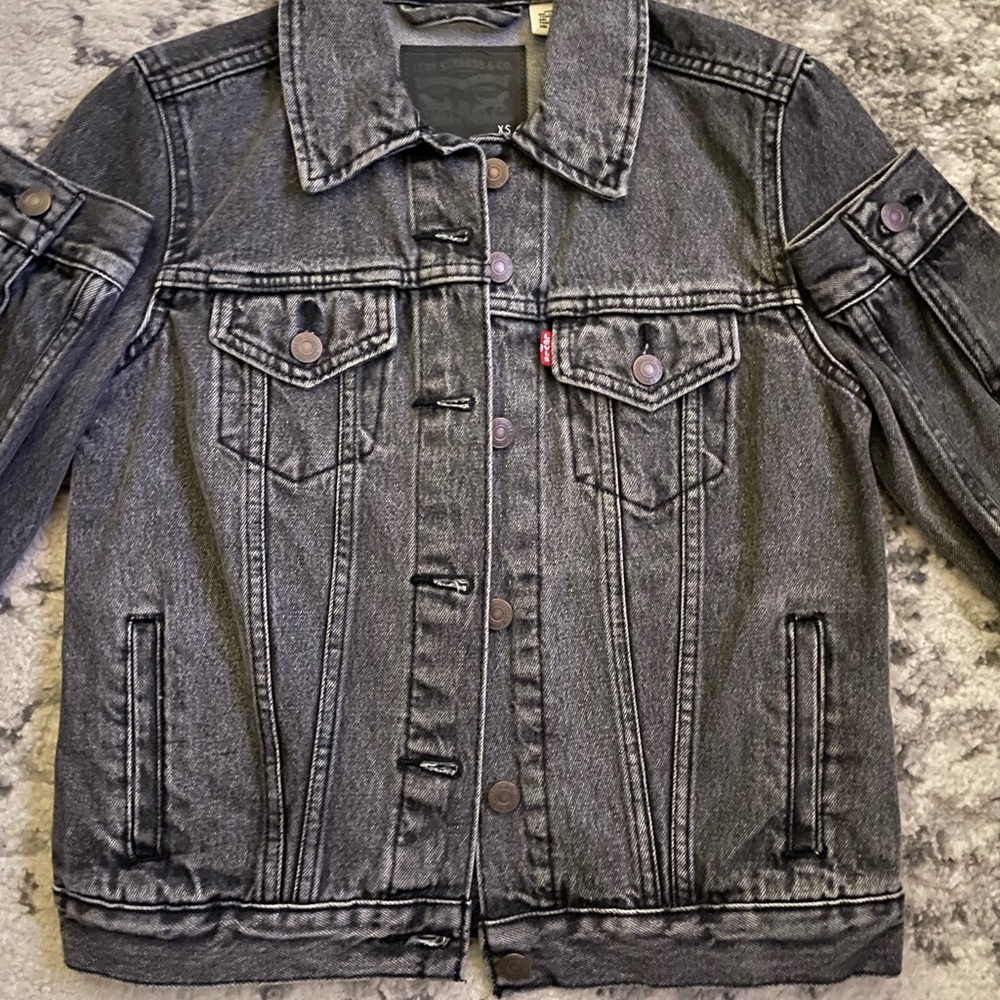 EUC Levi’s Women’s Trucker Denim Jacket in grey size XS